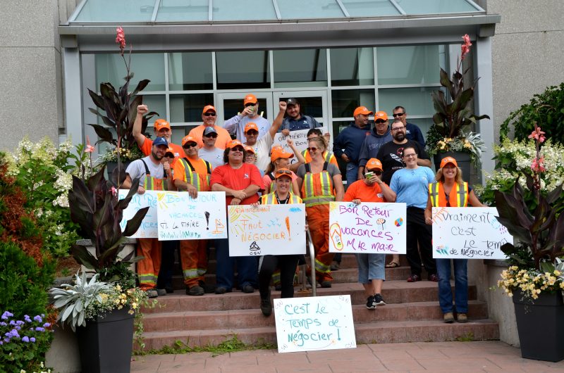 Une trentaine d'employés de la Ville de Sorel-Tracy manifestaient le 7 août pour faire avancer les négociations de leur convention collective. | Photos: TC Media - Julie Lambert