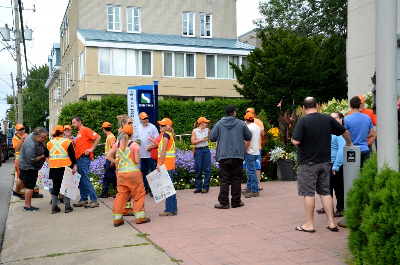 Une trentaine d'employés de la Ville de Sorel-Tracy manifestaient le 7 août pour faire avancer les négociations de leur convention collective. | Photos: TC Media - Julie Lambert