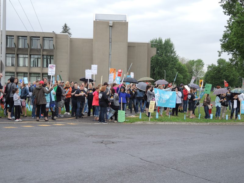 Plus d’une centaine d’enseignants ont manifesté ce matin devant l’école secondaire Fernand-Lefebvre à Sorel-Tracy. | TC Média - Sarah-Eve Charland