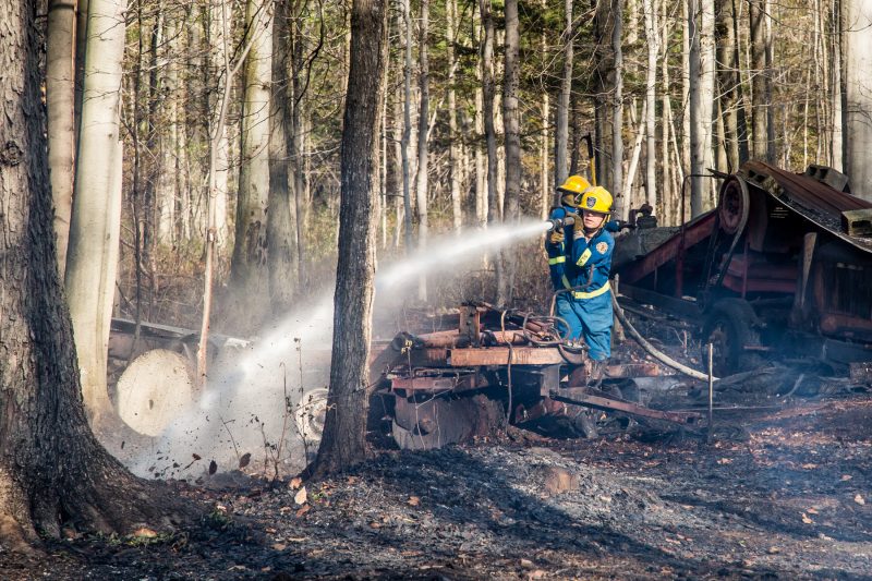 Un feu de forêt de grande ampleur s’est déclaré sur le rang Raimbault à Sainte-Victoire-de-Sorel le 7 mai. | Photo: TC Média - Pascal Cournoyer