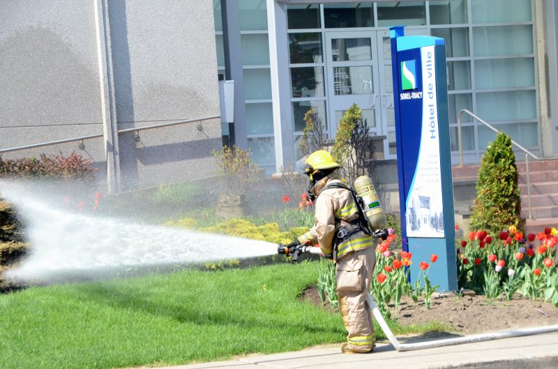 Les pompiers sorelois ont rapidement maîtrisé le feu de paillis de jardin devant l’hôtel de ville de Sorel-Tracy. | Photo: TC Média - Jean-Philippe Morin