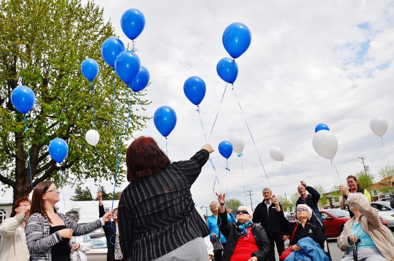 Une vingtaine de personnes étaient réunies pour une envolée de ballons dans le stationnement du centre Desranleau à Sorel-Tracy dans le cadre de la journée mondiale de fibromyalgie, le 12 mai dernier. | TC Média - Julie Lambert