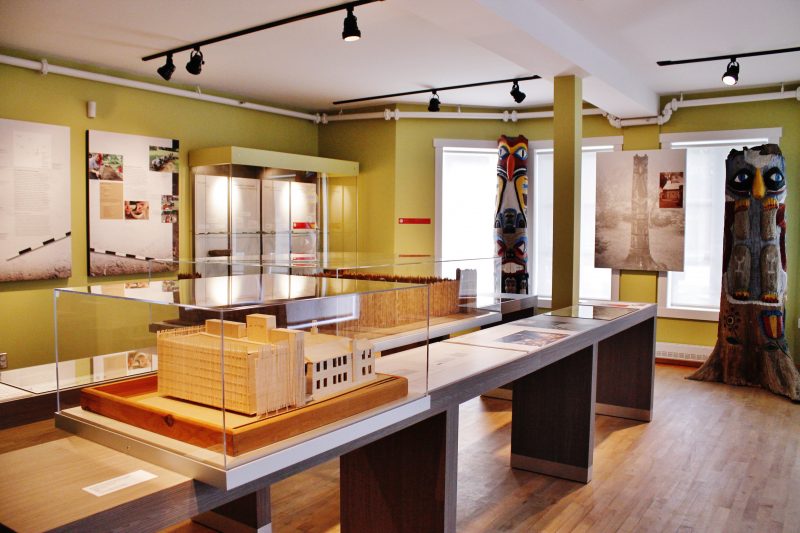 Les portes du Musée des Abénakis sont ouvertes aux visiteurs avides de découvrir sa nouvelle exposition célébrant son 50e anniversaire. | Photo : Gracieuseté