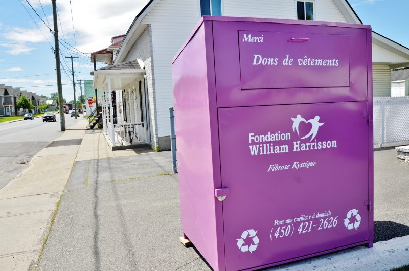 Des boîtes de dons de vêtements sont apparues au cours des derniers jours à Sorel-Tracy pour une fondation de Berthierville alors que le règlement municipal l’interdit. | Photo : TC Média – Julie Lambert