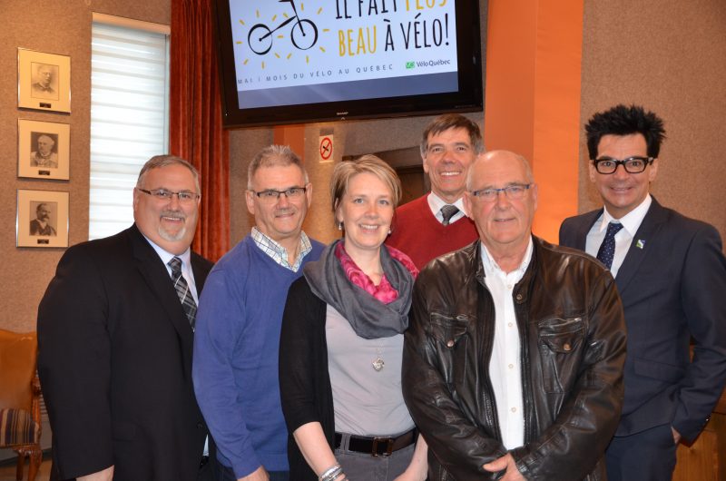 Alain Maher, Paul Franche, Marie Ouellet, Pierre Dauphinais, Alain Ferland, en compagnie du maire Serge Péloquin, ont organisé le Mois du vélo. | TC Média - Sarah-Eve Charland