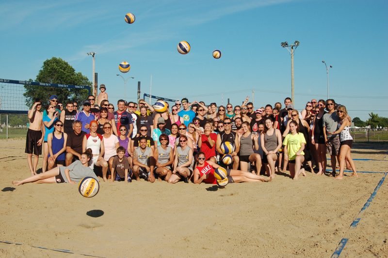 Une centaine de joueurs pratique le volley-ball de plage au parc Pelletier tout l’été. | Photo: Gracieuseté