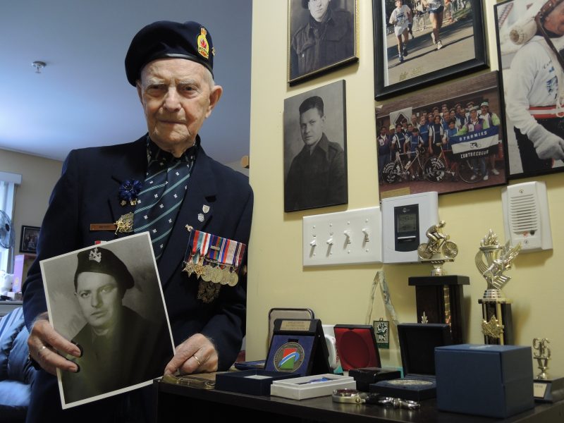 Le vétéran Jean Trempe se remémore sa participation à la Deuxième Guerre mondiale il y a 70 ans. | TC Média - Sarah-Eve Charland