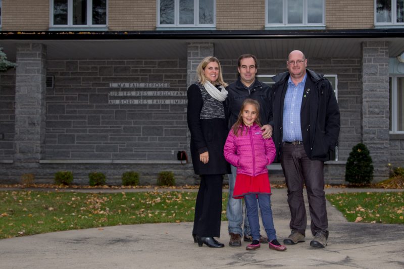 Julie Laberge et Claude Méthot ont acquis la Villa Saint-Joseph à Saint-Ours. Ils sont accompagnés de leur fille et du maire Sylvain Dupuis. | TC Média - Pascal Cournoyer