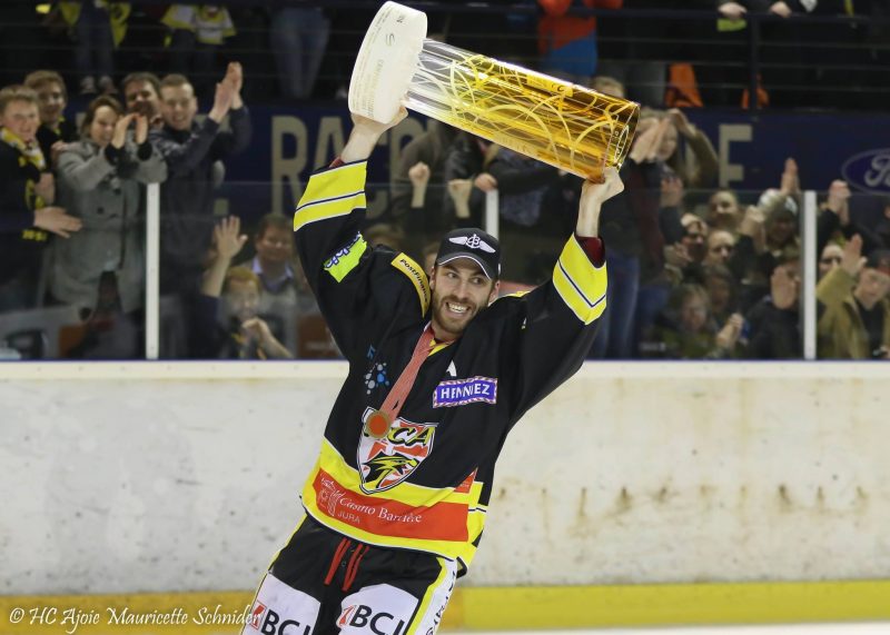 Philip-Michaël Pinard-Devos a gagné le championnat en Suisse avec son équipe, le HC Ajoie. | Photo: gracieuseté – Mauricette Schnider