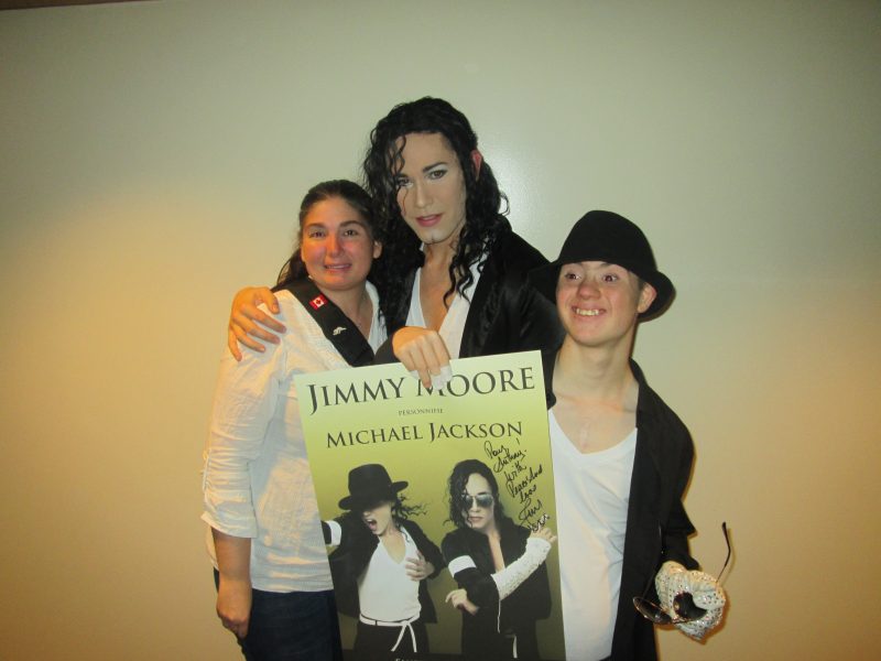 Annick Ouellette et son fils Anthony entourent le personnificateur de Michael Jackson, Jimmy Moore. | Photo: TC Média - gracieuseté