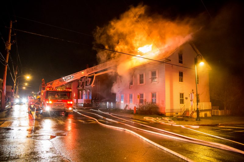Un incendie qui s’est déclaré vers 2h38 cette nuit dans un édifice à deux logements de la rue Augusta à Sorel a fait un mort. | Photo: TC Media - Pascal Cournoyer, Pascal Cournoyer