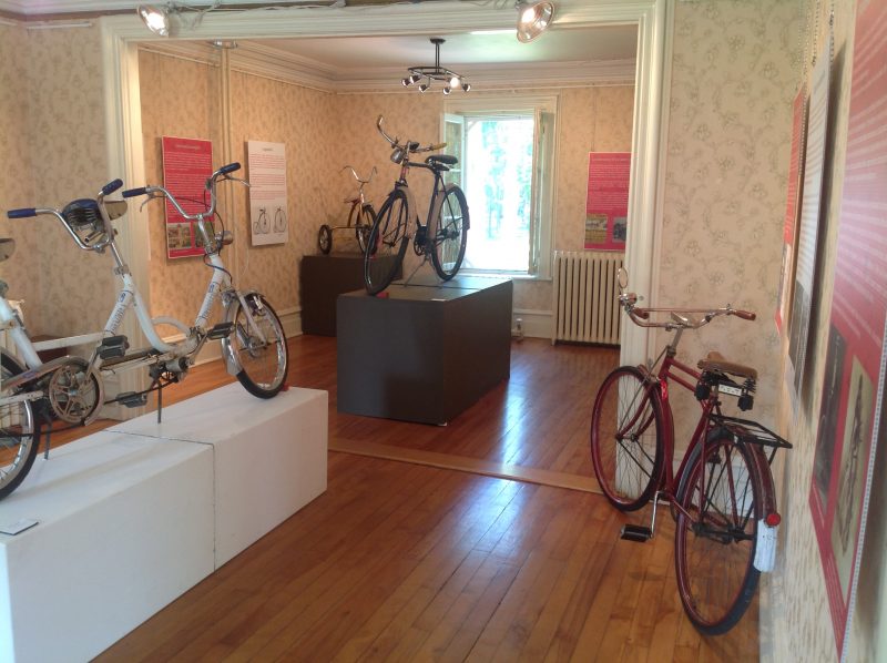Les vélos sont en location à la Maison Lenoblet-du-Plessis où se tient aussi l'exposition sur les bicyclettes. | Gracieuseté
