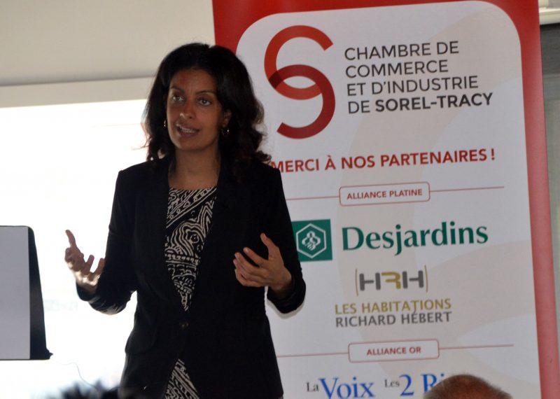 La ministre Dominique Anglade s’est adressée à une centaine de personnes, à Sorel-Tracy, le 3 octobre de midi à 14h. | Photo: TC Média - Jean-Philippe Morin