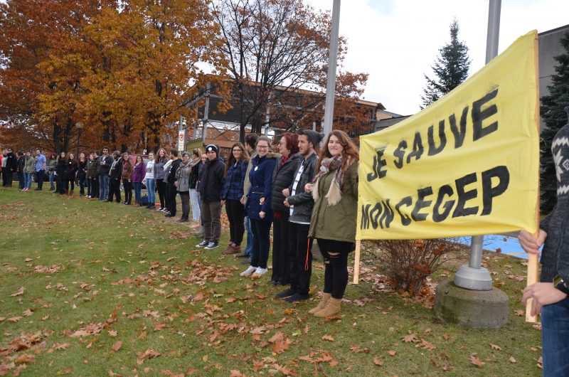 Soixante-huit personnes ont créé une chaîne humaine ce midi au Cégep de Sorel-Tracy pour dénoncer les mesures d’austérité. | TC Média - Sarah-Eve Charland
