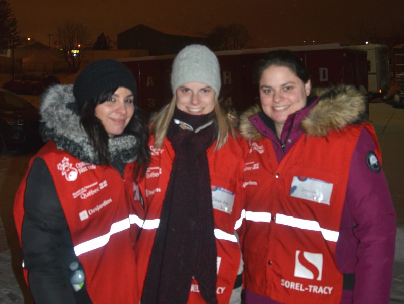Julie Lambert, Sarah-Eve Charland et Jessica Charland se sont portées volontaires en tant que bénévoles à Opération Nez rouge. | Photo: Gracieuseté