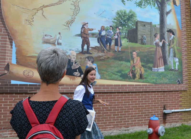 La guide Chloé Péloquin parcourt le centre-ville de Sorel-Tracy tous les jours dans le cadre des visites guidées de la Société historique Pierre-De Saurel. | TC Média - Sarah-Eve Charland