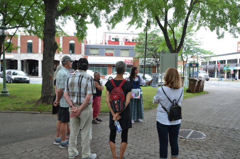 La guide Chloé Péloquin parcourt le centre-ville de Sorel-Tracy tous les jours dans le cadre des visites guidées de la Société historique Pierre-De Saurel. | TC Média - Sarah-Eve Charland