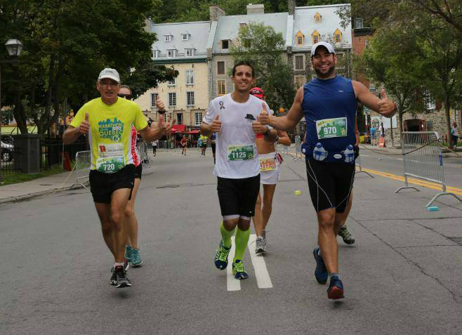 Daniel Lequin (à gauche), lors du Marathon SSQ Lévis-Québec, alors qu’il courait avec deux pompiers en hommage à Maxime Fournier, décédé en juin dernier. | gracieuseté