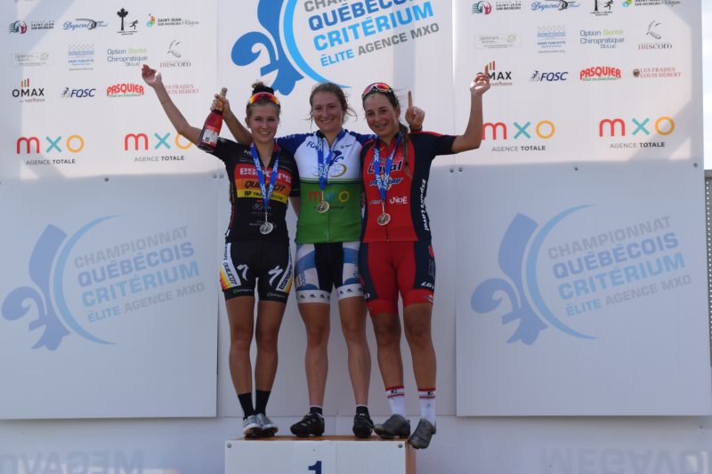 La nouvelle championne québécoise en cyclisme dans la catégorie junior femme, est, depuis le 31 août dernier, Laurie Jussaume , 16 ans, de Contrecoeur, membre du club cycliste Dynamiks, que l’on voit sur la première marche du podium. | Photo TC Média - Gracieuseté