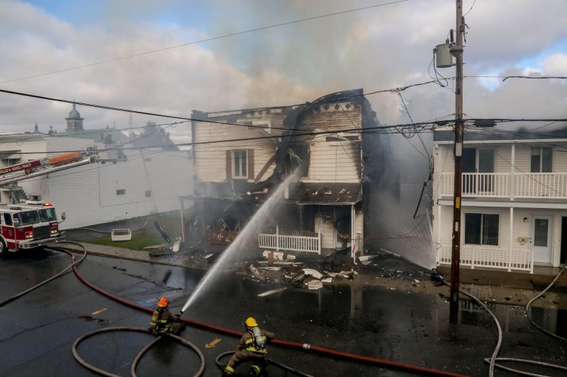 L'incendie a rasé l'immeuble à logements et s'est propagé sur le bâtiment voisin. | Pascal Cournoyer