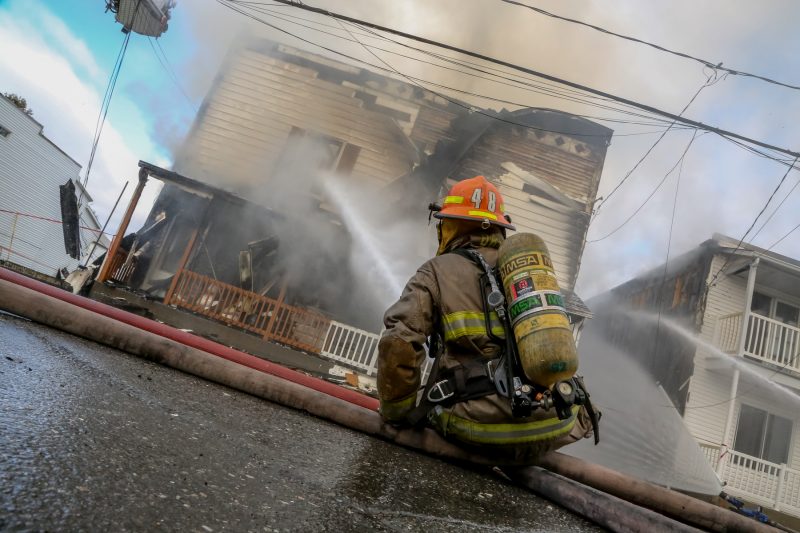 L'incendie a rasé l'immeuble à logements et s'est propagé sur le bâtiment voisin. | Pascal Cournoyer