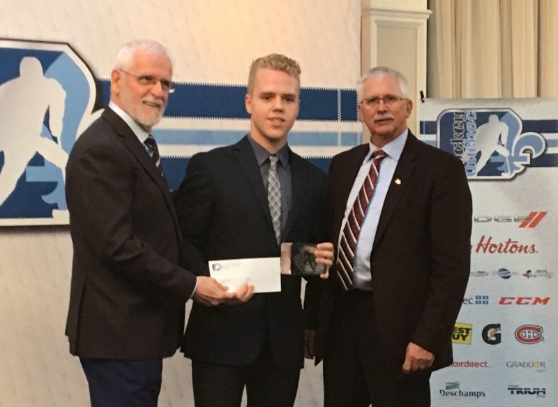 Zacharie Goulet (au centre) a reçu l'honneur des mains de dirigeants de Hockey-Québec. | Gracieuseté