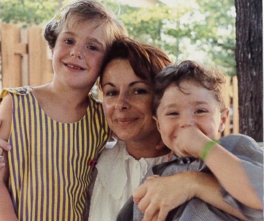 Sonia Éthier entourée de ses deux enfants Antoine et Marie-Christine Lachance. | Photo: Gracieuseté