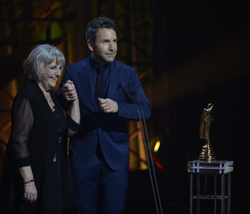 Colette Salvail est montée sur scène avec son fils, Éric Salvail, lorsqu’il a remporté un prix au Gala Artis.