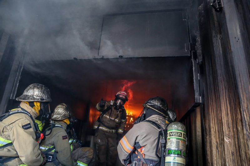 Les pompiers ont été mis dans des situations extrêmes lors de la journée de formation. | TC Média - Pascal Cournoyer