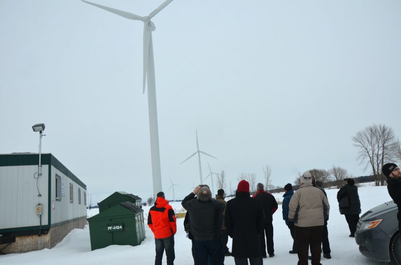 Le directeur général du parc éolien, Frédéric Tremblay, a fait visiter le site aux invités. | TC Média - Sarah-Eve Charland