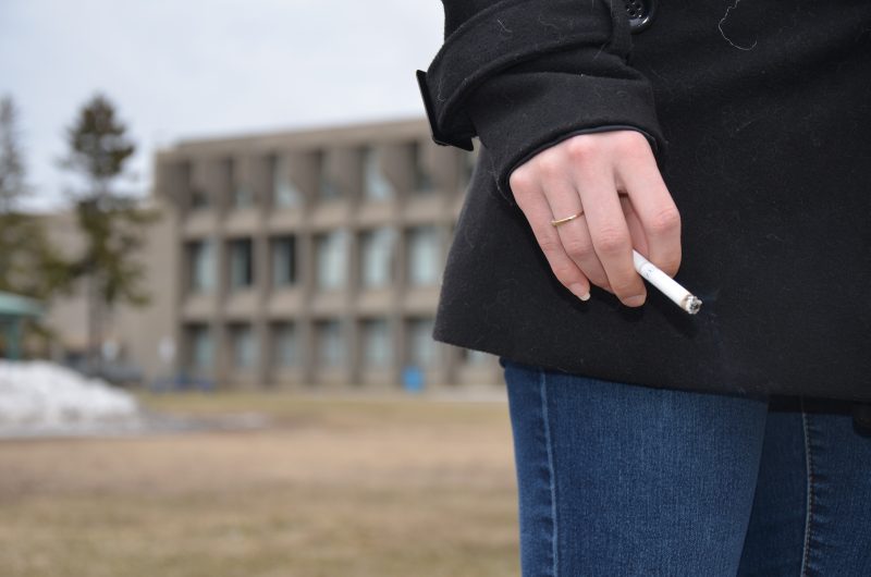 Les fumeurs ont consigne de se tenir entre le passage piétonnier et la rue du Collège. | TC Média - Archives/Sarah-Eve Charland