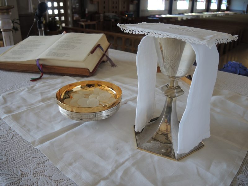 Vases sacr.és et Sainte Bible occupent une place de choix dans chaque église du diocèse. | Photo: TC Média - Archives.
