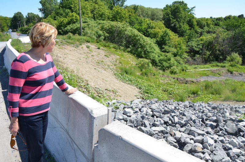 La mairesse de Saint-Aimé, Maria Libert, s’impatiente concernant les travaux pour réparer le glissement de terrain. | TC Média - Sarah-Eve Charland