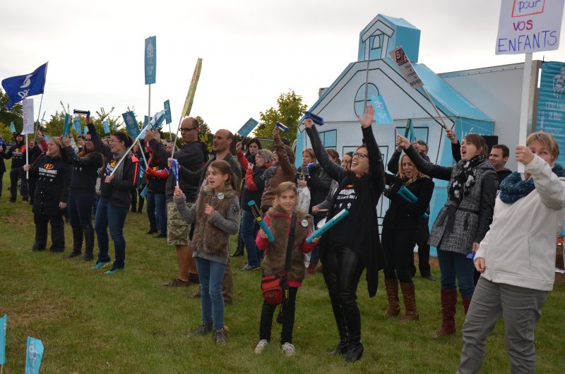 Plusieurs enseignants ont manifesté sur le boulevard Gagné près de l’autoroute le 8 octobre. | TC Média - Sarah-Eve Charland
