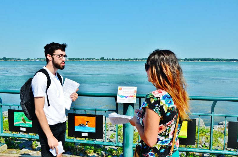 Le guide de la promenade littéraire, Vincent Pouliot et la journaliste Julie Lambert pendant l’activité. | TC Média - Sarah-Eve Charland