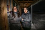 Deux jeunes enfants laissés à eux-mêmes pendant une heure en plein hiver