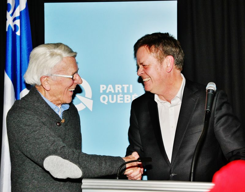 Sylvain Rochon, le soir de son élection en compagnie de son père, Claude Rochon, qui fut le premier candidat péquiste dans Richelieu. | TC Média - Pascal Cournoyer