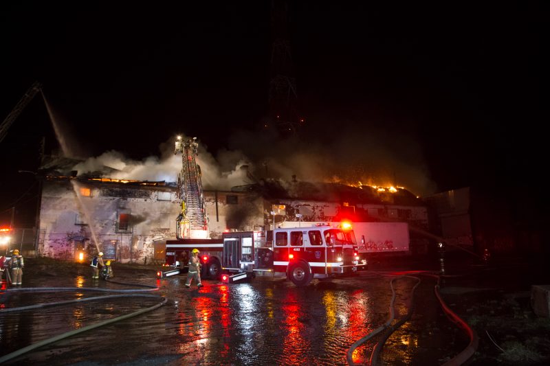 Un incendie a complètement détruit le bâtiment historique au coin des rues Charlotte et de la Reine, dans la nuit du 8 au 9 mai. | TC Média - Pascal Cournoyer