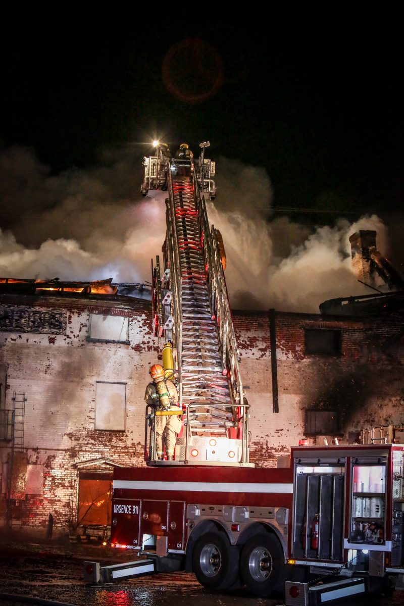 Un incendie a complètement détruit le bâtiment historique au coin des rues Charlotte et de la Reine, dans la nuit du 8 au 9 mai. | TC Média - Pascal Cournoyer
