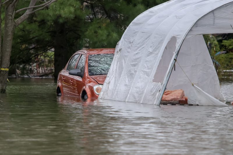 Certaines voitures n'ont pu être évacuées à temps à Sainte-Anne-de-Sorel. | TC Média - Pascal Cournoyer