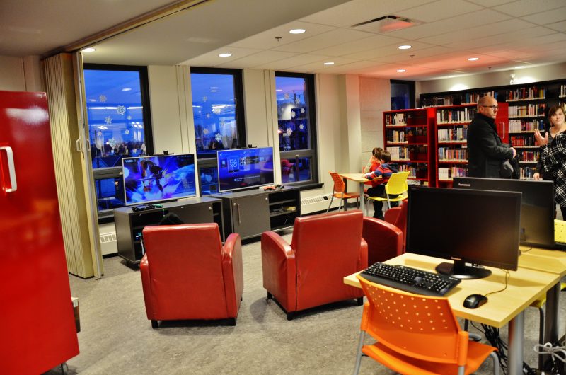 La bibliothèque Le Surveant a été rénovée et offre des locaux au goût du jour. | Photo: TC Média - Julie Lambert
