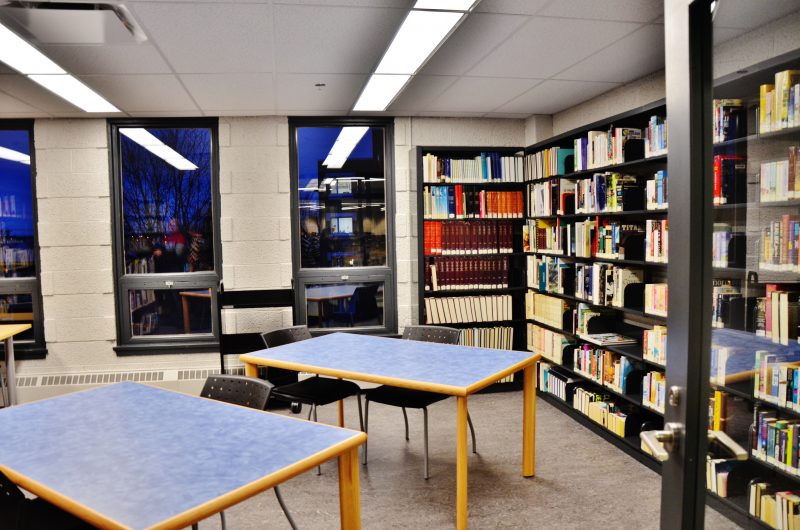 La bibliothèque Le Surveant a été rénovée et offre des locaux au goût du jour. | Photo: TC Média - Julie Lambert