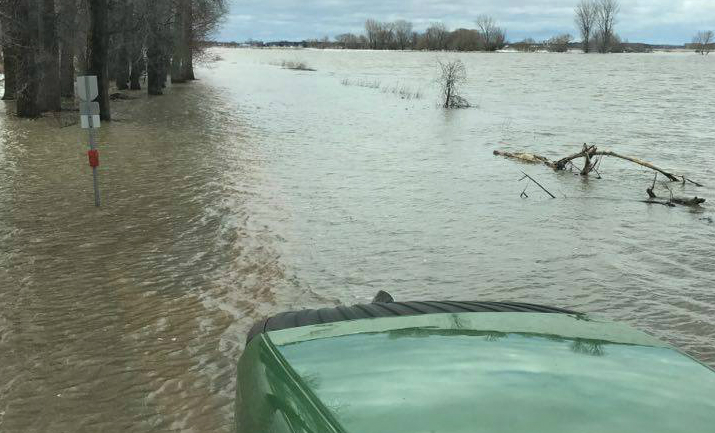 Certains citoyens de Yamaska n’ont d’autre choix que de traverser la route inondée de la Pointe-du-Nord-Est en tracteur. | tirée de Facebook