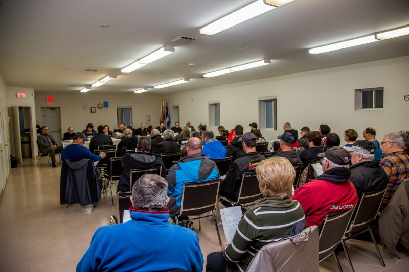 La séance du conseil municipal du 4 avril a attiré une cinquantaine de citoyens. | TC Média - Pascal Cournoyer