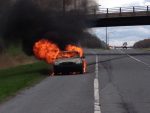 En feu après avoir heurté un morceau de métal