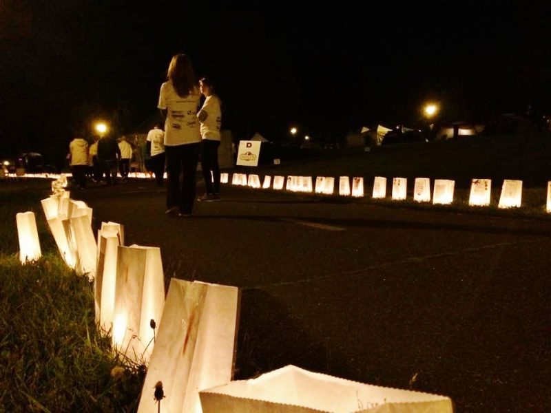 Même si la nuit et le froid se sont avérés difficiles à supporter pour les participants du Relais pour la vie, la solidarité les a réunis lors de cette marche de 12 heures pour la lutte contre le cancer. | Photo : TC Média – Julie Lambert