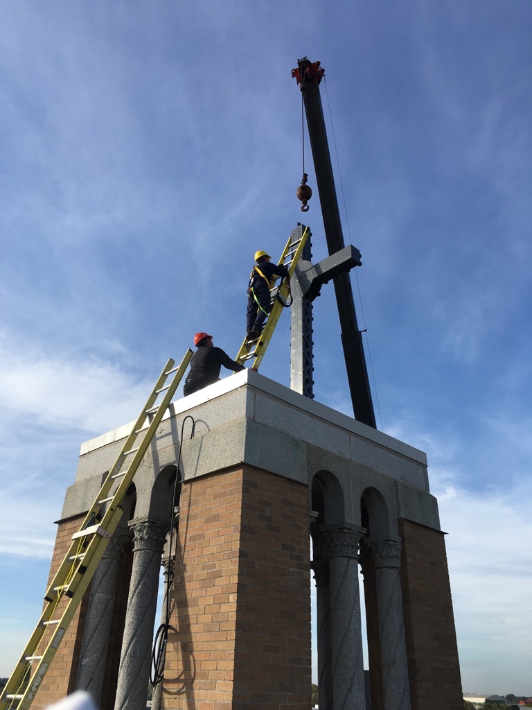 La croix au sommet du Centre Sacré-Cœur a été retirée afin d’être restaurée. | Gracieuseté