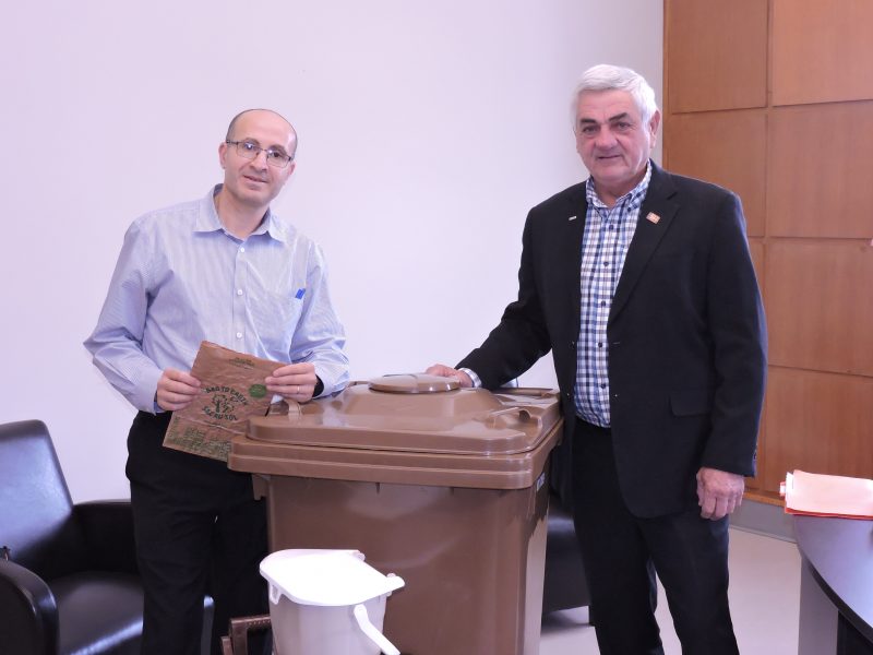 Le préfet Gilles Salvas et le coordonnateur à la gestion des matières résiduelle , Mohamed Aliouane, présentent le bac brun (39 pouces de haut (100 cm) qui sera utilisé en 2017. | Photo TC Média - gracieuseté