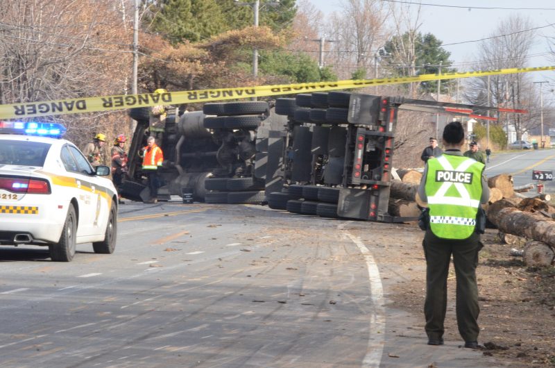 Un camionneur ayant un chargement de billot de bois a perdu la maîtrise de son véhicule sur la route 132 à Saint-Robert. | TC Média - Sarah-Eve Charland