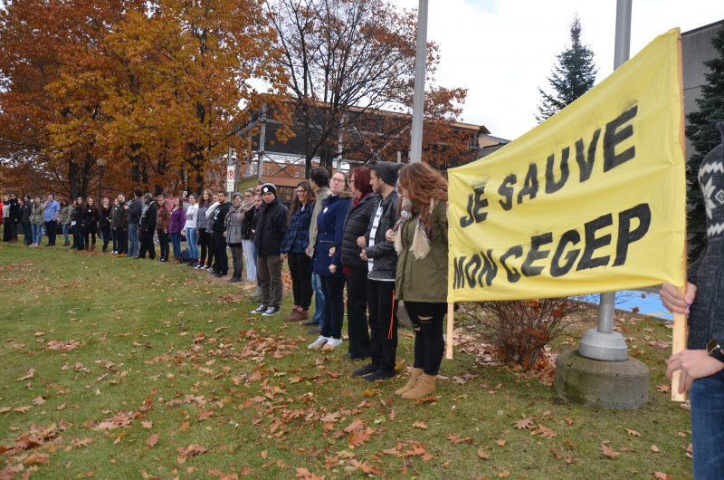 Les étudiants ont déjà montré leur appui aux enseignants en organisant, l3 novembre, une chaîne humaine devant le Cégep en lien avec le mouvement « Je sauve mon Cégep ». | TC Média - Sarah-Eve Charland
